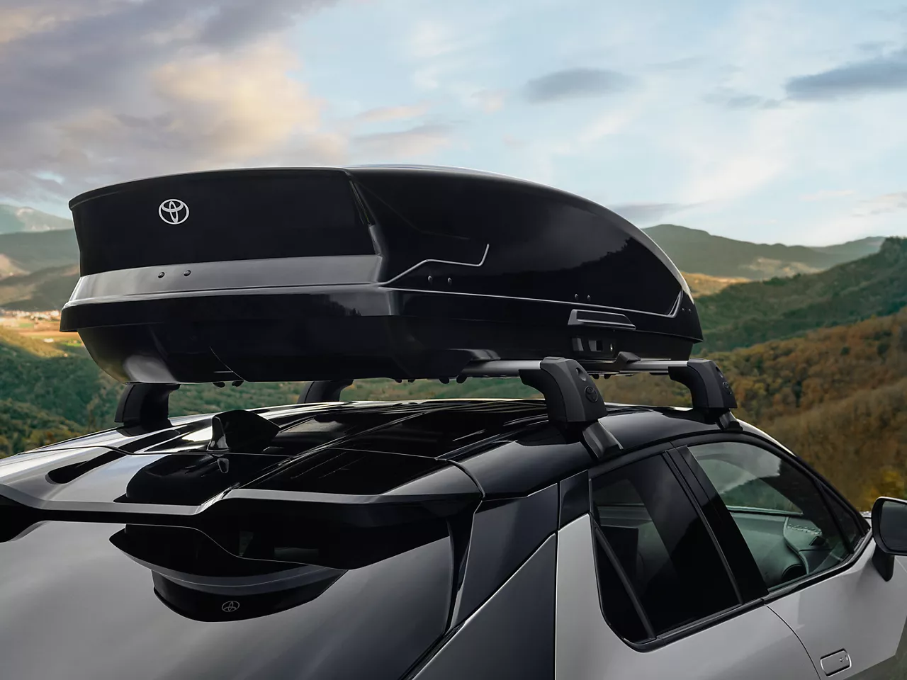 TOY_SEASONAL_2024_HUB_VLV_IMG_KV_SUMMER_WET-WINTER_C-HR_Roofbox_3